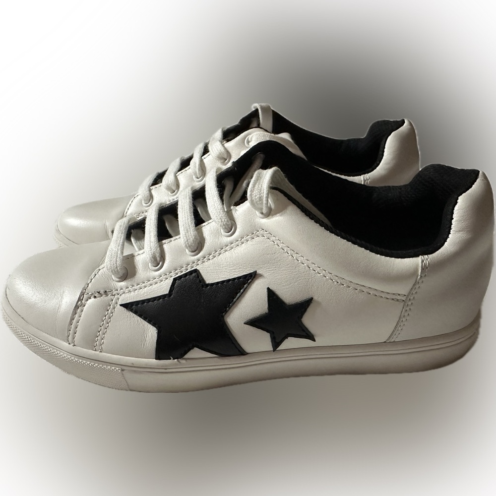 SAKS FIFTH AVENUE Tezra Leather Star Patch Sneakers Size 7